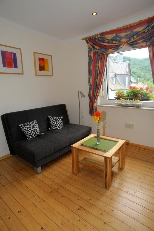 Wein- und Gästehaus M. Bai Mesenich Zimmer foto